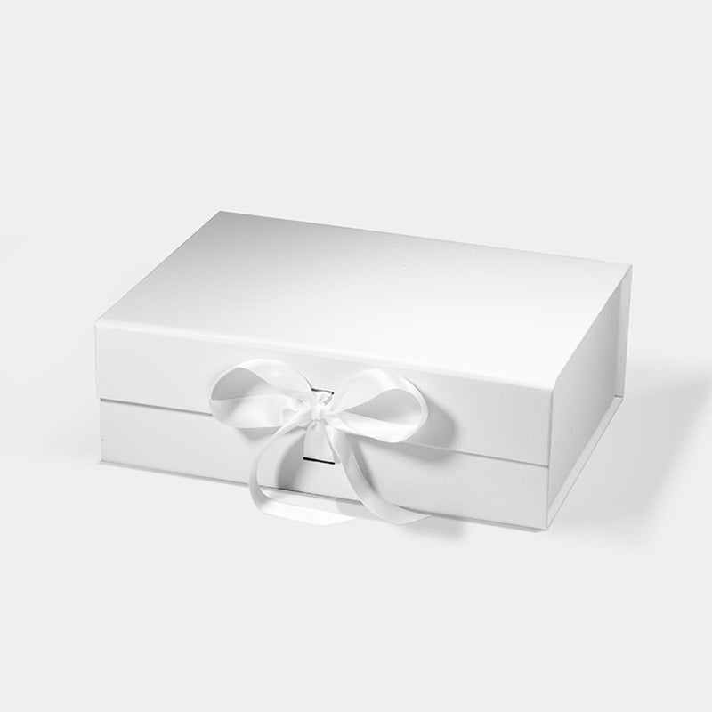 BOX: MEDIUM WHITE MAGNETIC GIFT BOX WITH RIBBON (PACK OF 10)